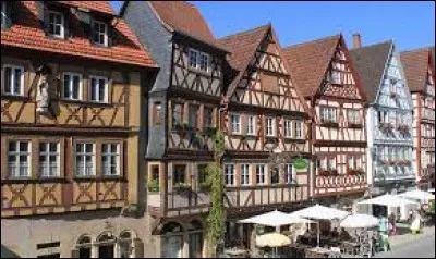 Comment appelle-t-on les maisons traditionnelles alsaciennes ?