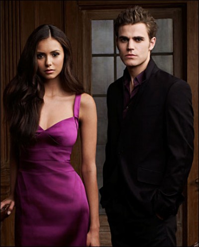 Où Stefan rencontre-t-il Elena pour la première fois ?