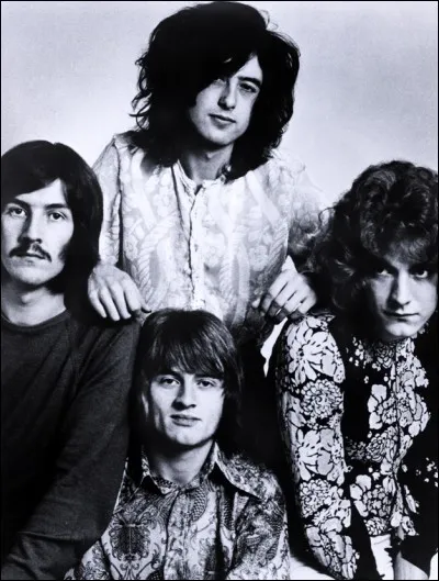 Qui a deux ailes, deux antennes, ou hache à deux tranchants !