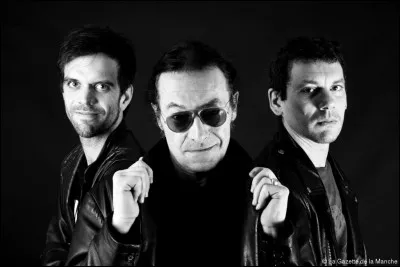 Jouet formé d'une boule percée d'un trou et reliée par une cordelette à un petit baton pointu !