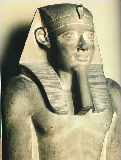 Passons au Moyen-Empire : son règne de 34 ans, autour de - 1950, est celui d'une renaissance de l'Egypte après une période troublée. Il porte la domination égyptienne jusqu'à la 3e cataracte du Nil. De qui s'agit-il ?