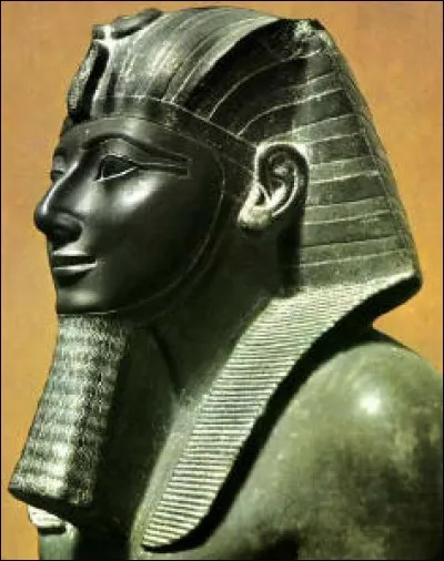 Restons sur l'importante XVIIIe dynastie : le règne de ce pharaon est sans doute le plus brillant. Il doit attendre sa vingtième année pour monter sur le trône mais, grand bâtisseur et grand conquérant, il porte l'Empire à son apogée et l'étend jusqu'à l'Euphrate. De qui s'agit-il ?