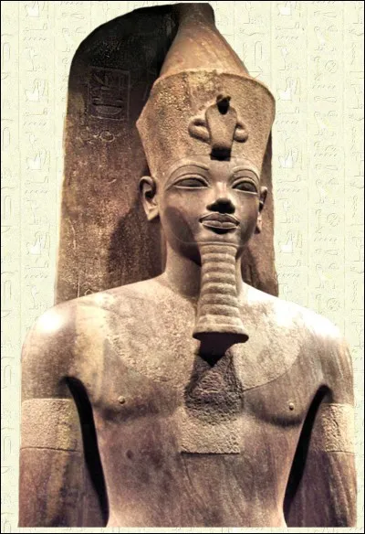 Son long règne, de près de 40 ans, autour de - 1380, est une période de paix et de prestige. Grand constructeur, il fait rebâtir Louxor. De qui s'agit-il ?