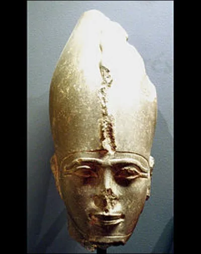 Trois rois de la XXVIe dynastie portent ce nom; le premier libère l'Egypte des Assyriens et a un règne marqué par une certaine renaissance. Le troisième est le dernier Pharaon de l'Egypte indépendante. Il ne règne que six mois avant la conquête de l'Egypte par les Perses en - 525. De qui s'agit-il ?