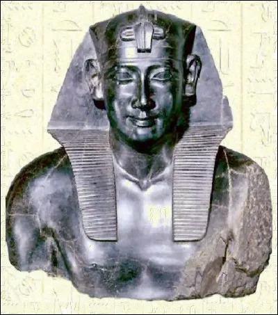 Il fut l'un des principaux généraux d'Alexandre le Grand et devint roi d'Egypte en -305. Il établit la dynastie des Lagides : son fils lui succède et devient Pharaon. De qui s'agit-il ?