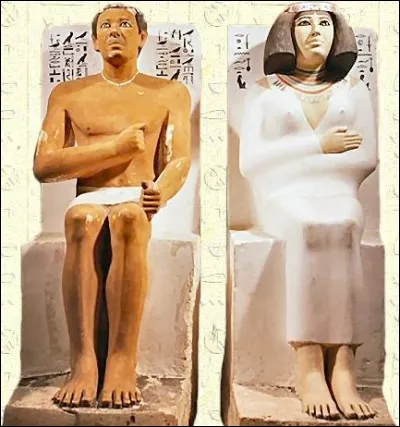 Il est le père du précédent et le premier roi de la IVe dynastie. On lui attribue la construction des deux premières véritables pyramides, à Dahchar. De qui s'agit-il ?