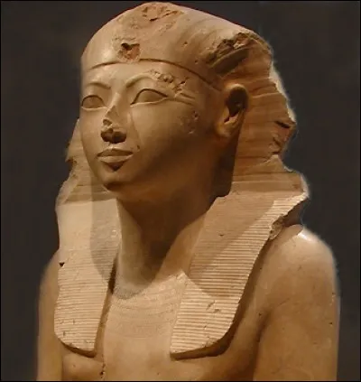 Cinquième souverain de la XVIIIe dynastie, elle est couronnée à la mort de son époux Thoutmosis II et règne 22 ans. Elle rétablit des routes commerciales et fait édifier de nombreux et grandioses monuments. De qui s'agit-il ?