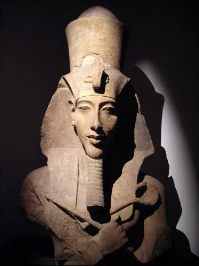 Dixième roi de la XVIIIe dynastie sous le nom d'Aménophis IV, il mène une réforme religieuse, remplaçant les cultes traditionnels par celui d'Aton, disque solaire. Quel nom prend-il?
