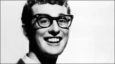 Quel chanteur à lunettes interprète "Peggy Sue" avec ses "Crickets" en 1958 ?