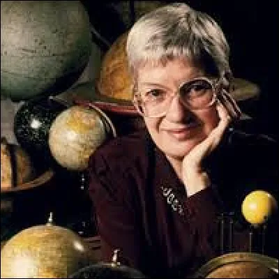 Quelle découverte majeure a été possible grâce aux travaux sur la vitesse de rotation des étoiles dans les galaxies spirales réalisés par l'astrophysicienne Vera Rubin ?