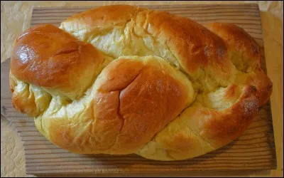 De quelle région est originaire cette viennoiserie en forme de pain semblable à la brioche dont la mie serait plus serrée ?