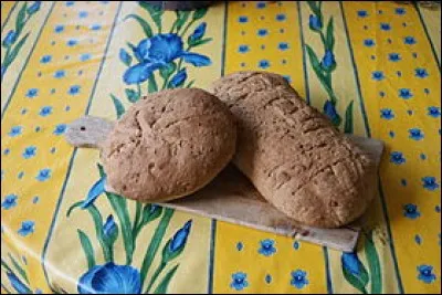 Dans l'Aveyron, comment appelle-t-on ce pain fabriqué à base de farine boulangère et de graines de céréales entières?
