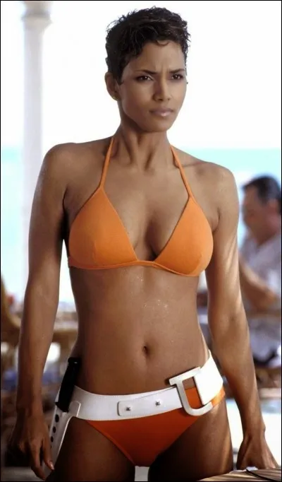 Cette magnifique actrice a la chance d'accompagner Pierce Brosnan pour sa dernière apparition en tant que James Bond dans "Meurs un autre jour". Sa sortie de l'eau restera culte :