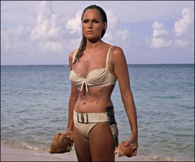 Sa sortie de l'eau face à Sean Connery dans "James Bond contre à Dr No", en 1962, est restée culte. Quelle actrice incarne ici la belle Honey Ryder ?