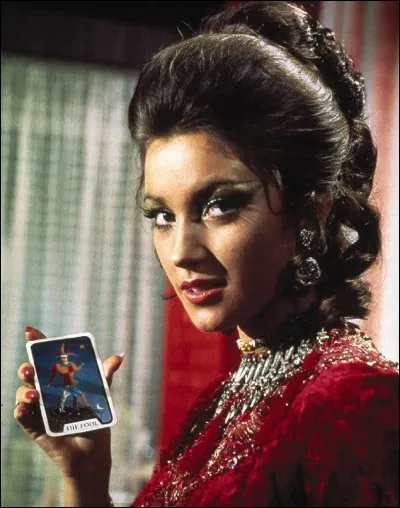 Cette actrice a l'honneur d'être la première James Bond girl de Roger Moore dans le film "Vivre et laisser mourir", sorti en 1973. Qui est-elle ?