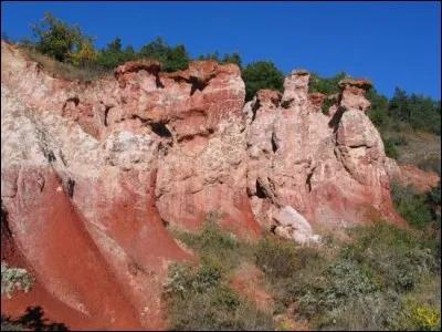 A Boudes on peut déguster un bon verre de vin tout en se croyant au Far West, dans une sorte de petit Colorado. Où est situé Boudes ?