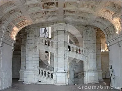 Dans quel château peut-on emprunter et admirer cet escalier central à double hélice, qui permet de l'emprunter à deux sans jamais se croiser ?