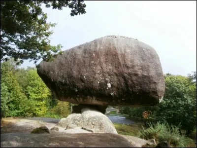 Où se trouve cet énorme champignon... de pierre, la "peyro clabado", gigantesque bloc de granit de 800 tonnes, en équilibre sur un plus petit ?