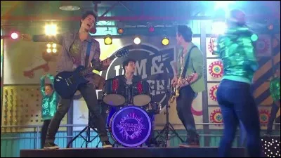 Comment s'appelle le groupe de Simón, Pedro et Nicolás ?