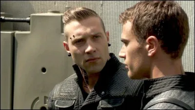 Qui est l'instructeur de Tris ?