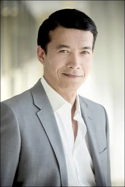 Qui est ce comédien qui incarne Pascal N'Guyen, le directeur de l'hôpital ?