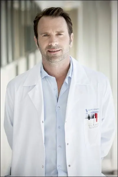 Qui est ce médecin, chef du service de médecine interne ?