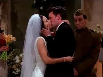 Celui qui ne veut pas être le garçon d'honneur de Chandler est ?