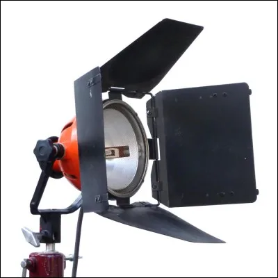 Quelle est la lampe de 800W dans la liste proposée ?