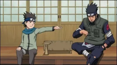 Quel lien y a-t-il entre Konohamaru et Asuma ? C'est...