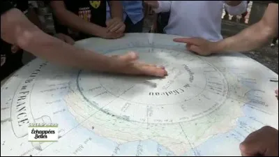 Que font les hommes sur la colline ?