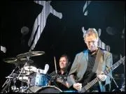 Quel est le nom du bassiste qui a rejoint le groupe pour la tourne de Black Holes & Revelations