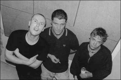 Dans quel groupe joue-t-il aussi?