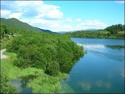 CAN qui dit "Bonjour !" à ceux qui sont sur la rive...