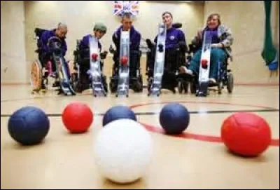 Quel sport apparenté à la pétanque se joue avec des boules en cuir et est une discipline paralympique ?