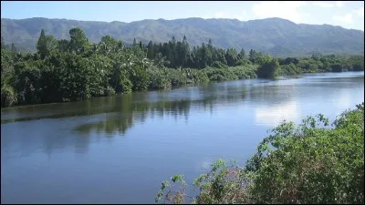 Quelle commune est traversée par le plus long cours d'eau du territoire ?