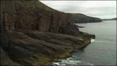 James Cook trouva une ressemblance entre les côtes calédoniennes et celles de la terre d'origine de son père. Des côtes de quelle île s'agissait-il ?