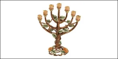 Il existe dans la religion juive un chandelier à sept branches. Comment le nomme-t-on ?