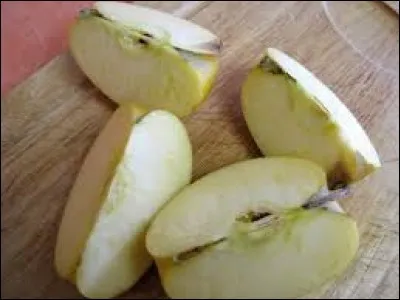 Quel ingrédient peut-on asperger sur la chair d'une pomme pour éviter qu'elle noircisse ?