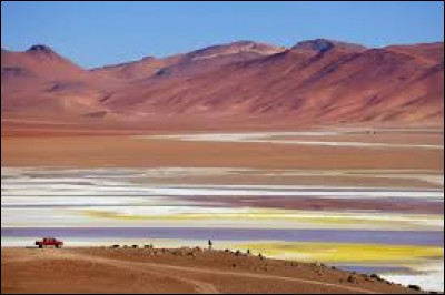Dans quel pays se situe le désert d'Atacama, qui compte près de 200 000 km² ?