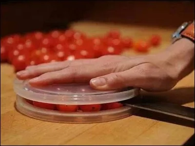 Beaucoup pensent qu'il est plus facile de couper une tomate en deux avec :
