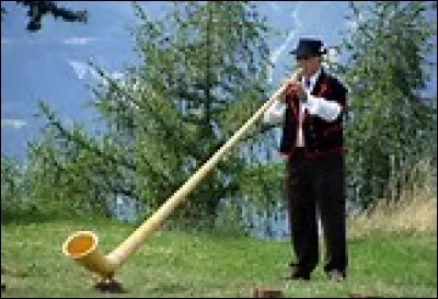 Cet instrument ne possède ni trous, ni touches, ni pistons pour produire des sons. Il est taillé dans un épicéa courbé à la racine. Quelle peut être sa longueur ?