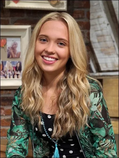 Quel est le nom de famille de Lauren, qui joue Shelby dans la série "Best Friends Whenever" ?