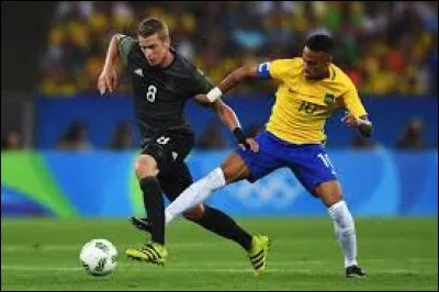 Quel sport américain pratiquent plus les garçons que les filles en France ?