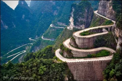 Qui chante "Sur ma route" ?