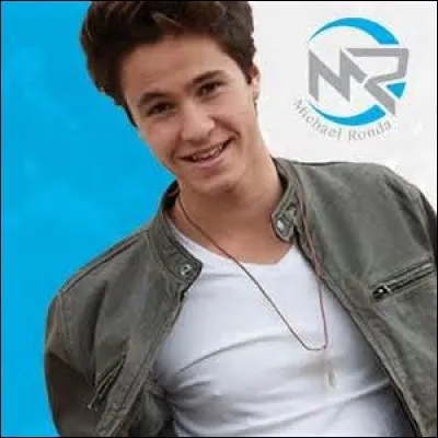 Simón est amoureux de :