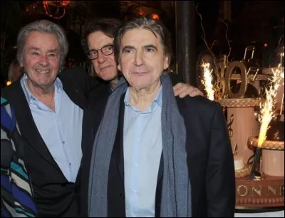 Donnez le nom d'un chanteur français et celui d'un acteur français à qui on pourrait demander de venir nous servir à boire.