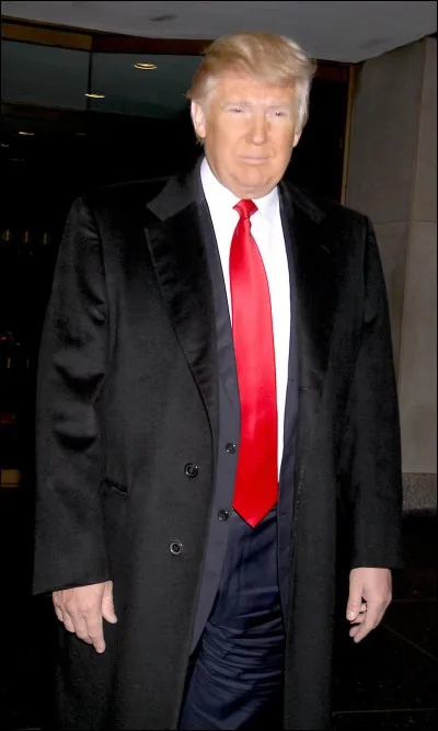 Comment est souvent habillé Slenderman ?