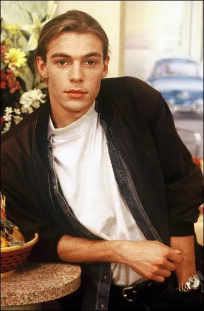 Avec qui ce personnage a-t-il eu une relation ?