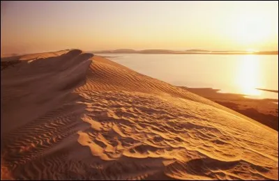 Par quelle étendue d'eau le Qatar est-il bordé ?