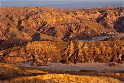 A quel pays la péninsule montagneuse du Sinaï, séparant la Méditerranée et la mer Rouge, appartient-elle ?